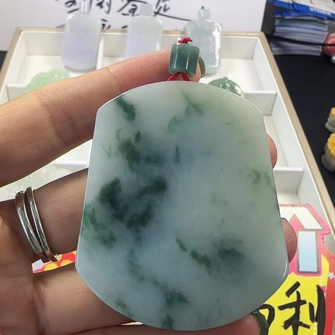 颈饰未镶嵌翡翠。，