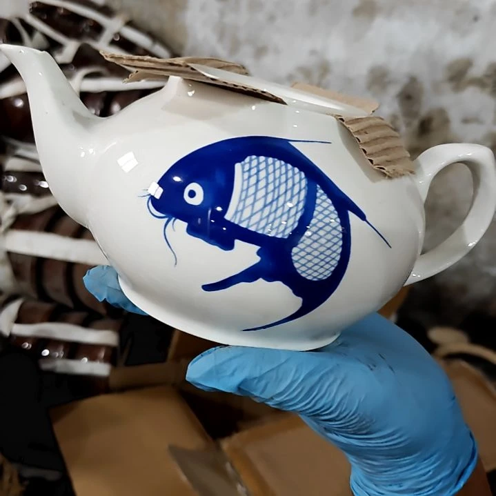 摆件盘子碗茶壶啥都有