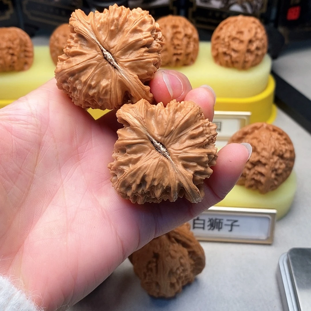 与***关文玩核桃吊坠44尺白狮子195号