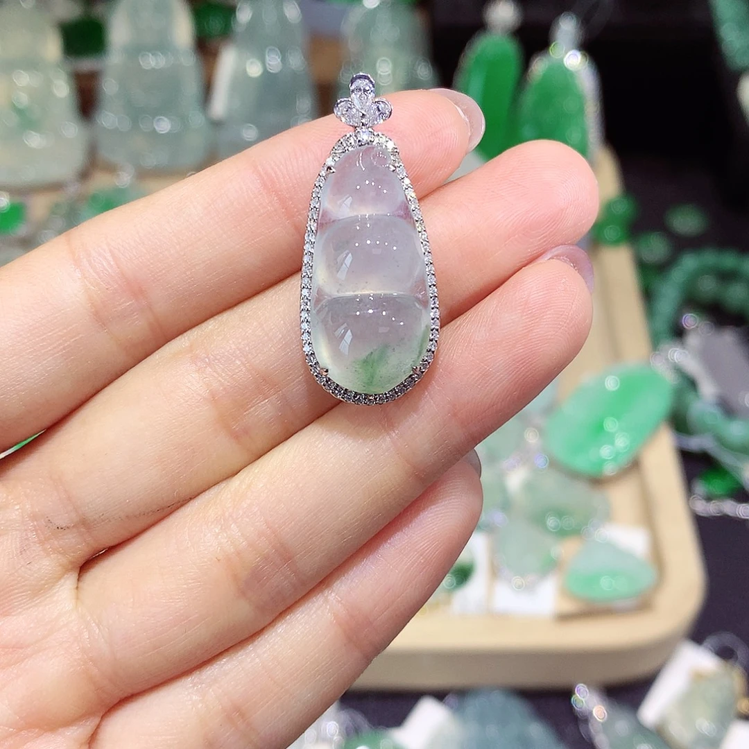 蓝***蓝颈饰18K金镶嵌翡翠豆子