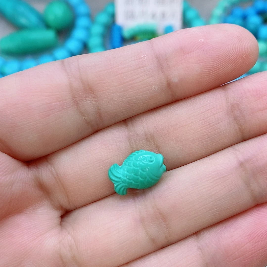 浅绿色一条小鱼雕刻