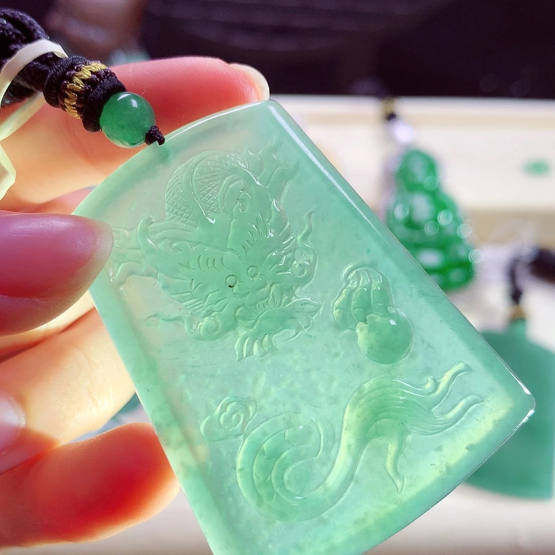 颈饰未镶嵌翡翠天然