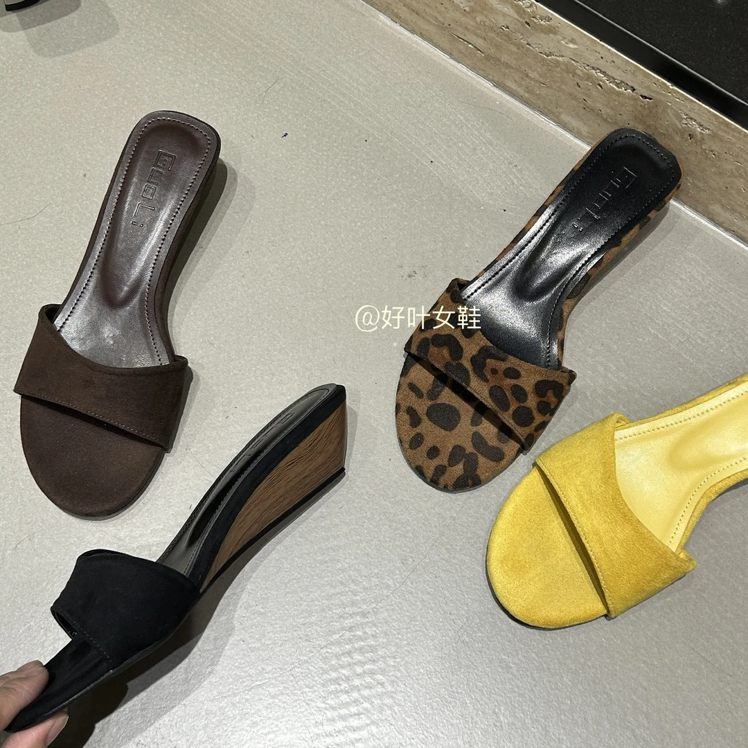 2025夏季新款一字带圆头坡跟高跟鞋时尚百搭法式气质简约凉拖鞋