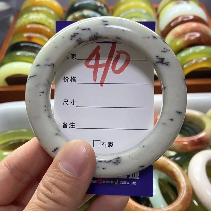 莉****蛇纹石玉未镶嵌手镯