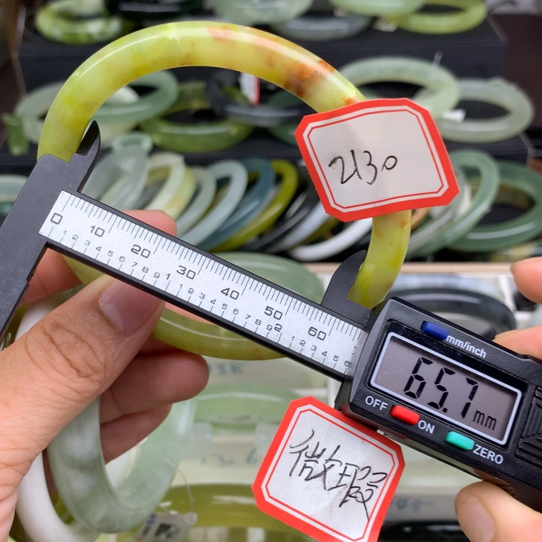撒***辣未镶嵌蛇纹石玉手镯2130