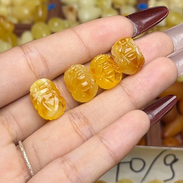 蜜蜡未镶嵌珠宝奇石鸡油黄妖花俏色貔貅一个