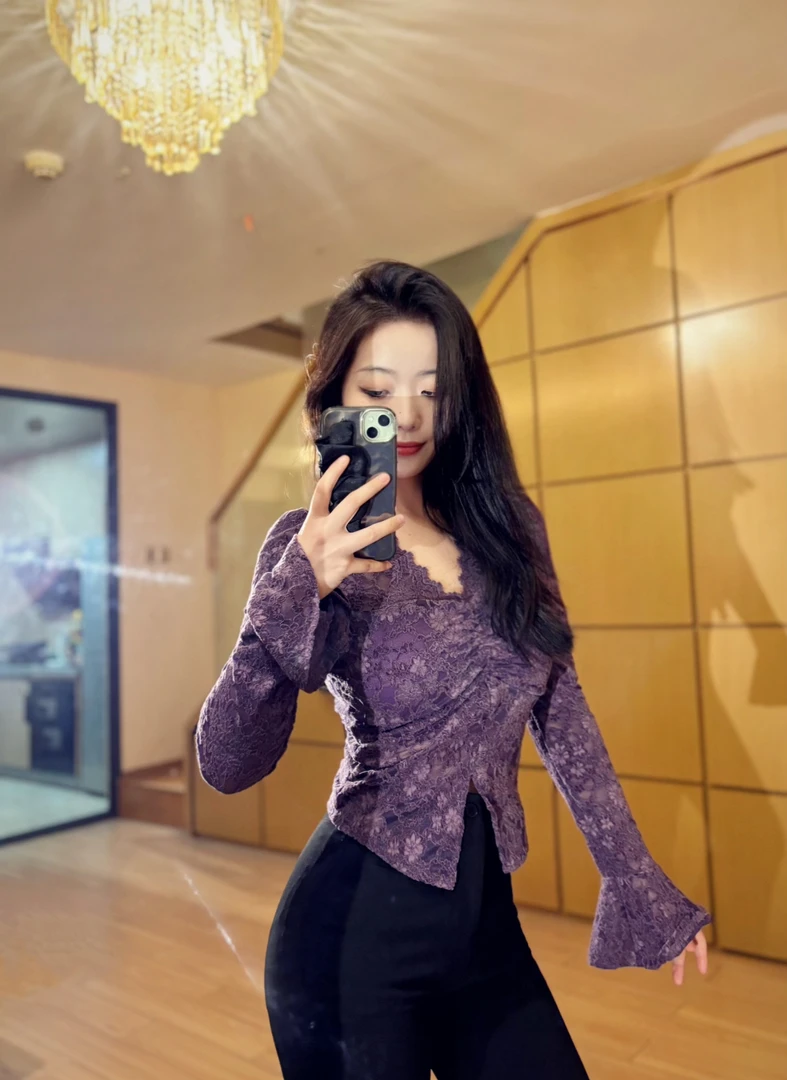 蕾丝衫上衣女春季新款气质法式V领花边喇叭袖镂空修身短款打底衫