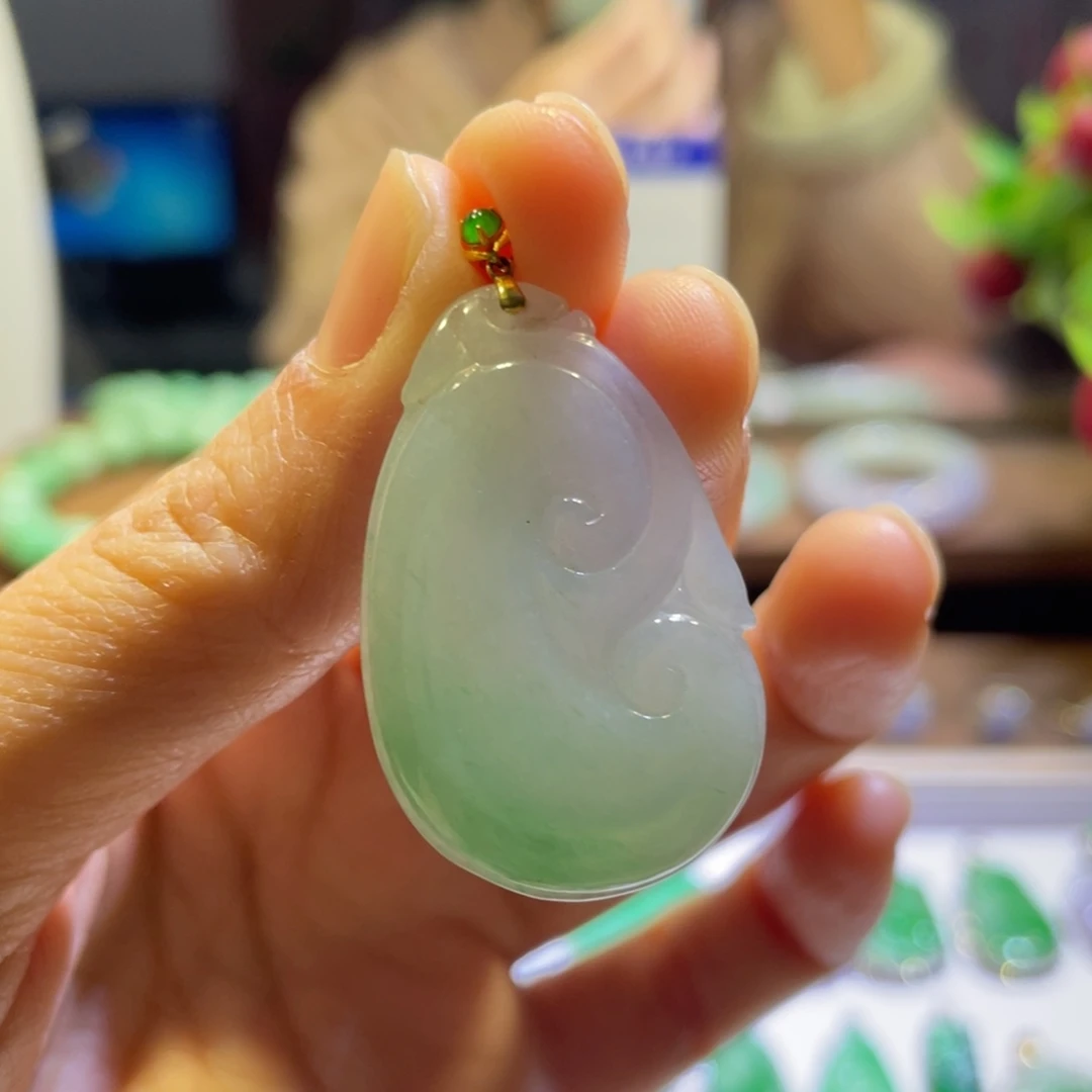 翡翠未镶嵌颈饰如意