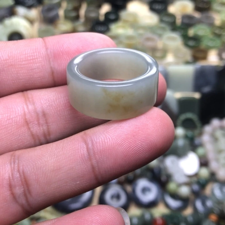 矛***手和田玉未镶嵌颈饰