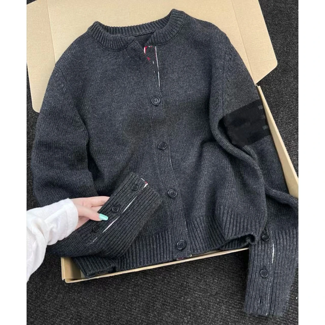 深灰色经典羊毛开衫（25011307）