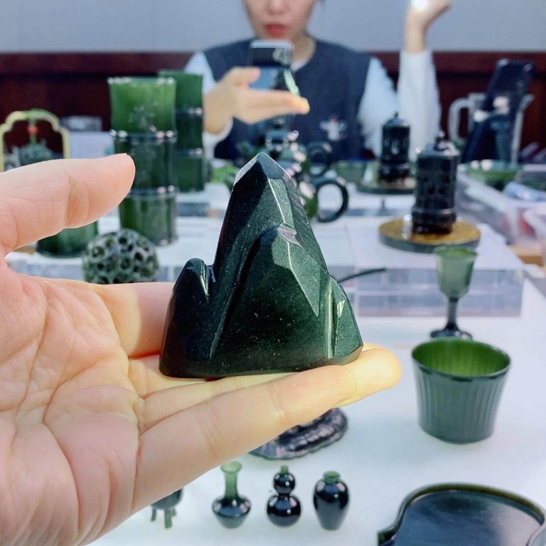 未镶嵌和田玉（青玉）摆件