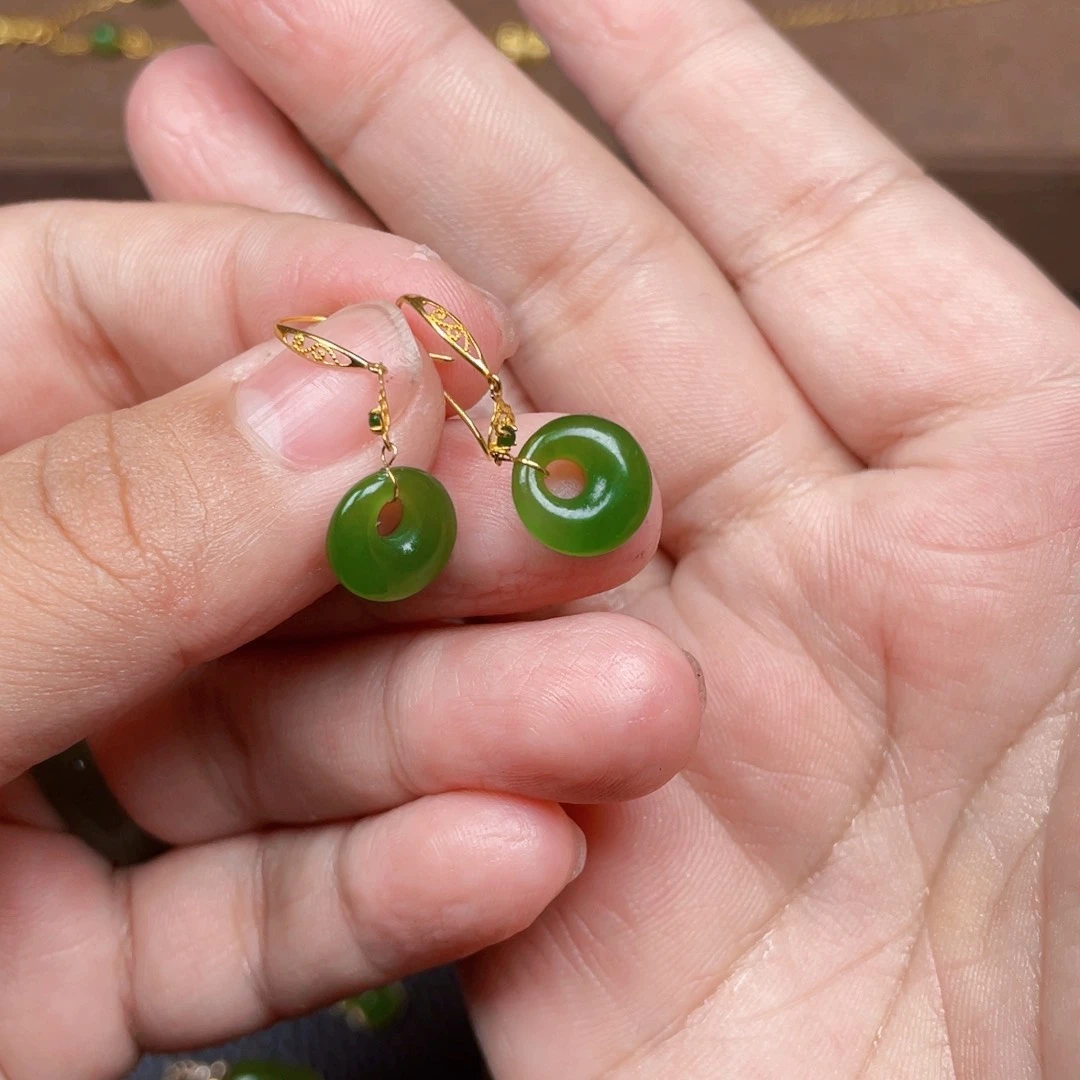 颈饰18K金镶嵌和田玉