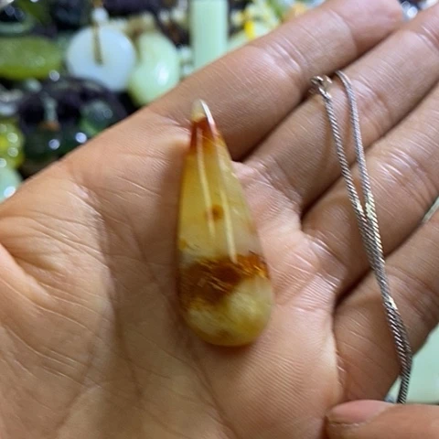 岫玉未镶嵌颈饰一个