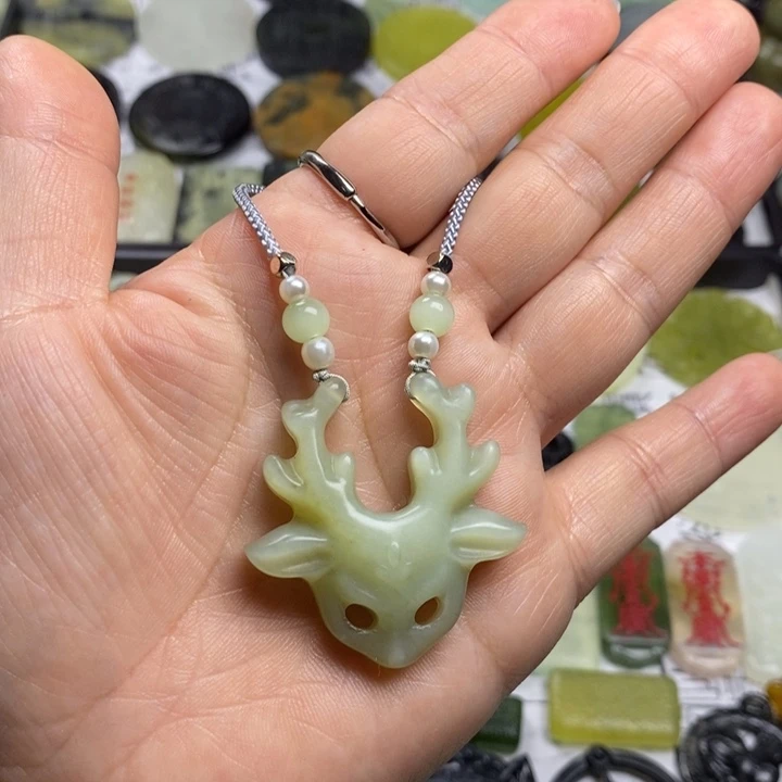 蛇纹石玉颈饰合金