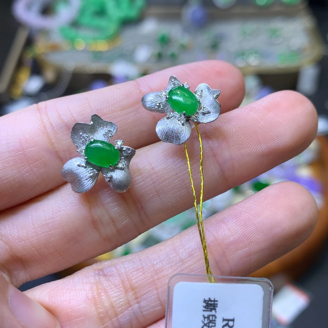 颈饰18K金镶嵌翡翠