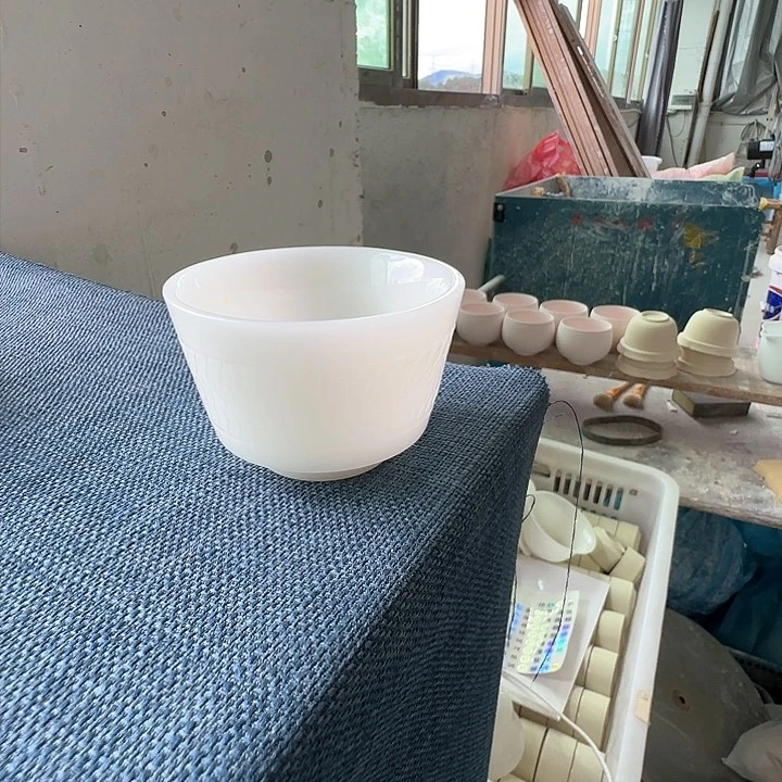 璞玉纯白手工修刀，主人杯容量约90毫升