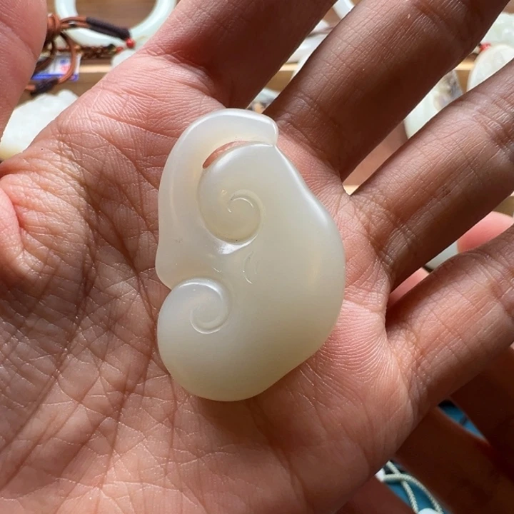 和田玉未镶嵌颈饰且末如意