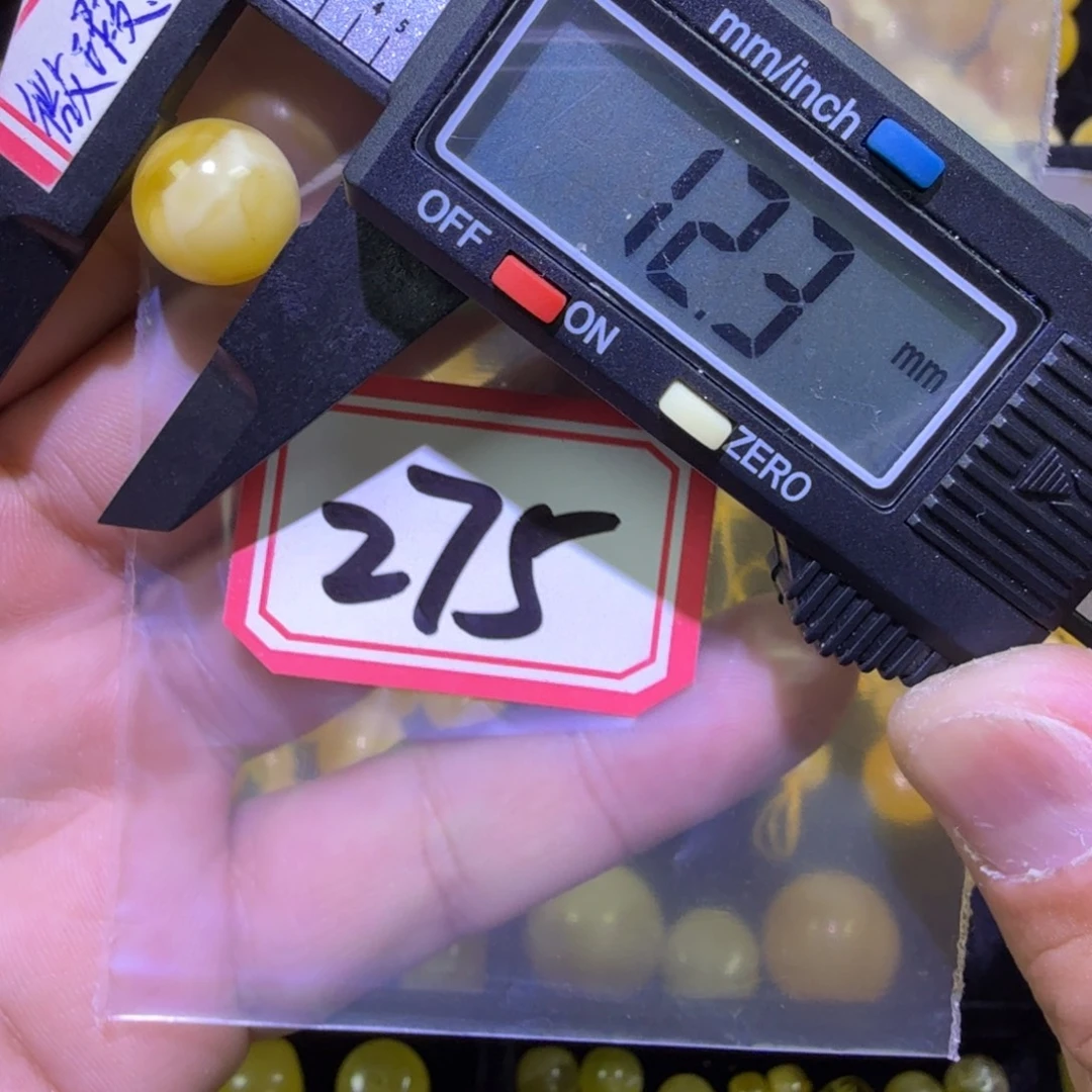 艾***儿蜜蜡未镶嵌珠宝奇石