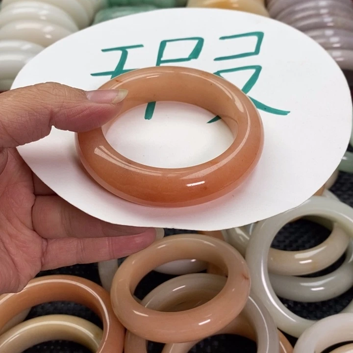 故***玉石英质玉未镶嵌手镯