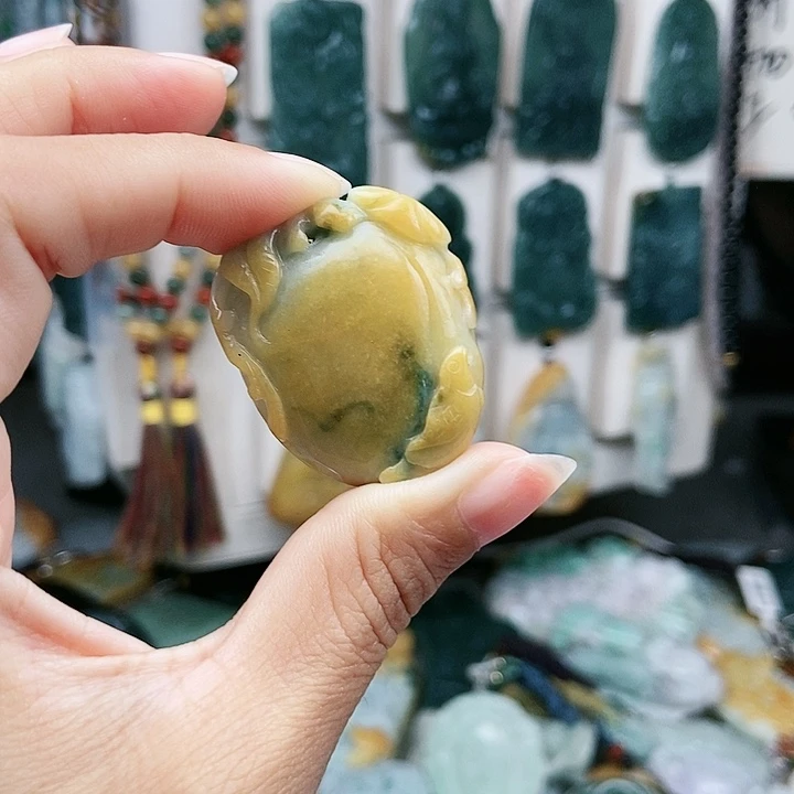 颈饰足铂镶嵌翡翠翡翠