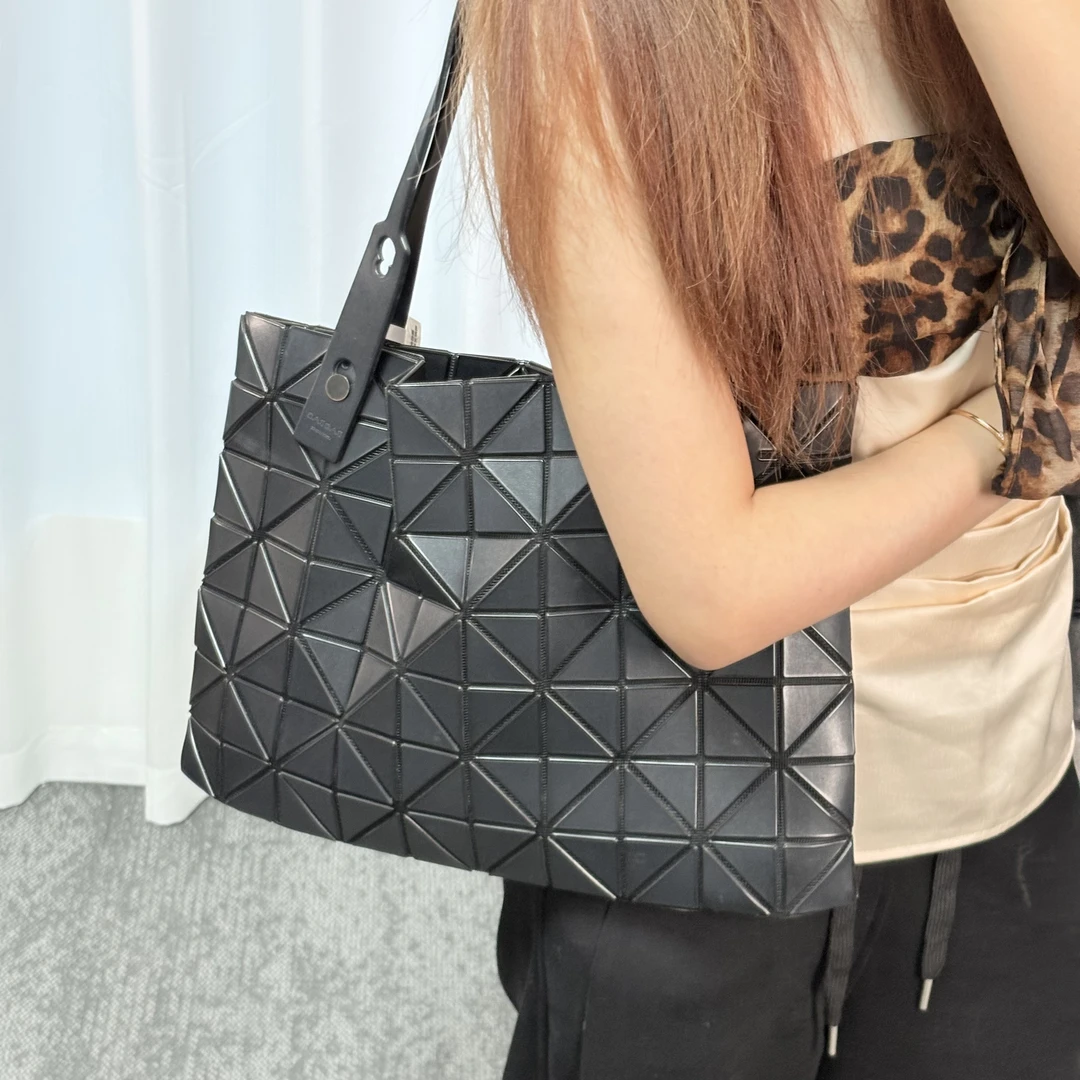95新 Issey Miyake/三宅一生 新款磨砂横版几何菱格手提单肩包 kl