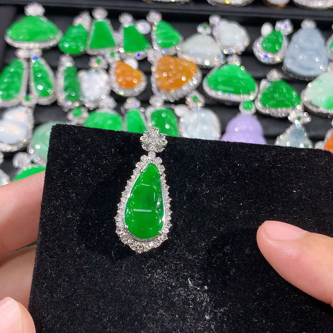 翡翠18K金镶嵌颈饰