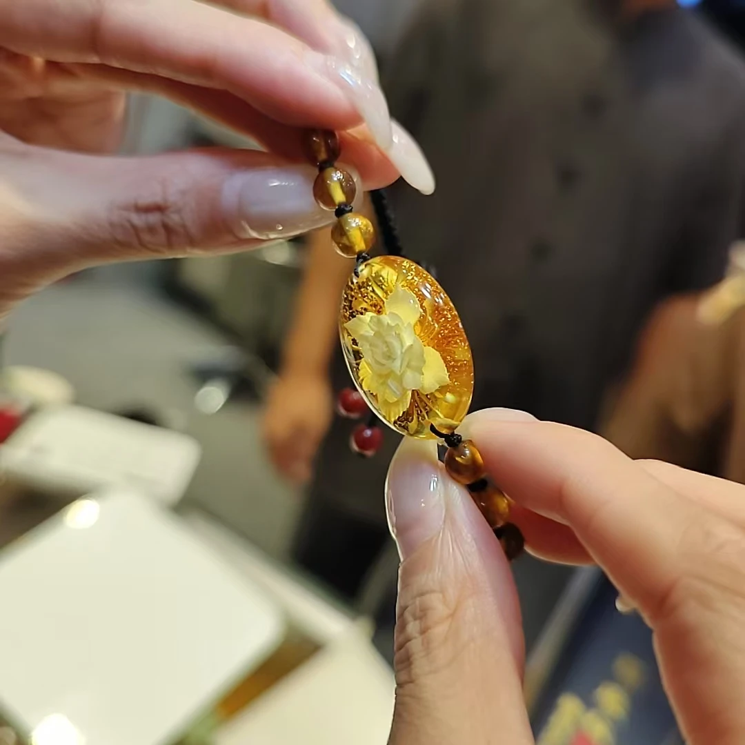 【胡老师亲雕】金珀珀阴雕天花板雕刻 四叶花手链 多样性发其一