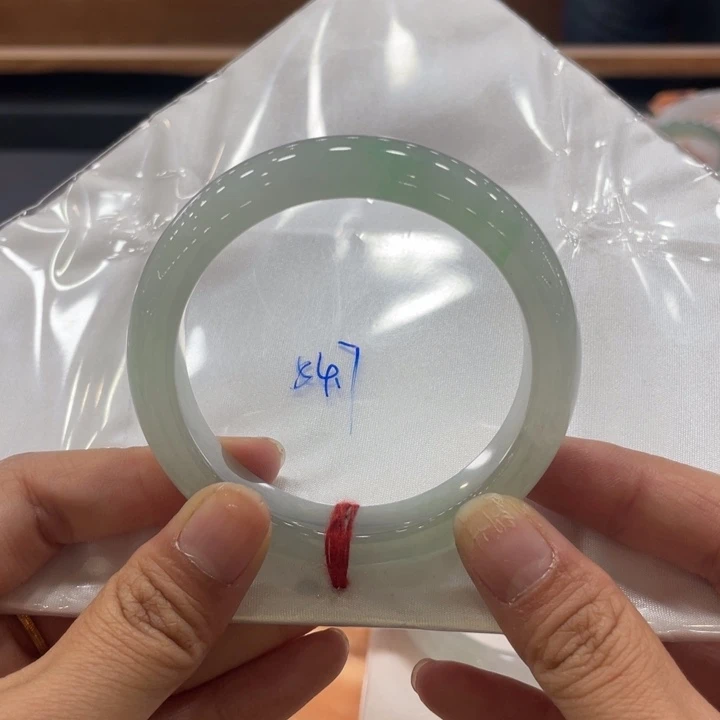 翡翠手镯未镶嵌翡翠