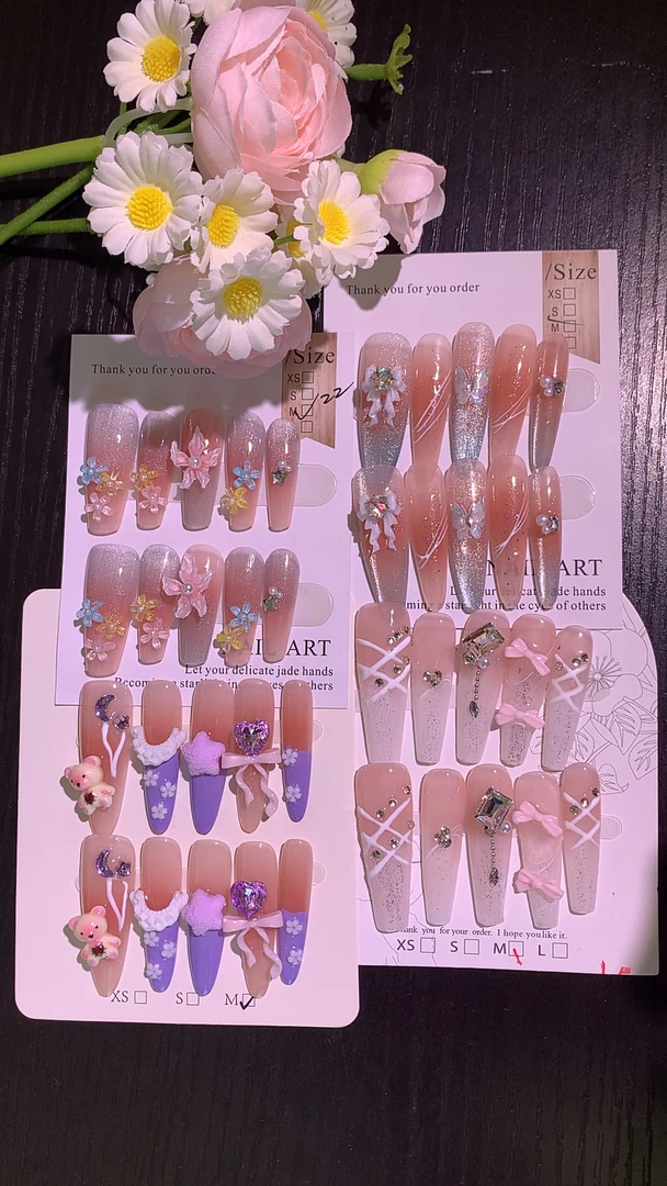 先补邮，穿戴甲法式猫眼爆闪显白默认微瑕，不包邮每人补一个邮