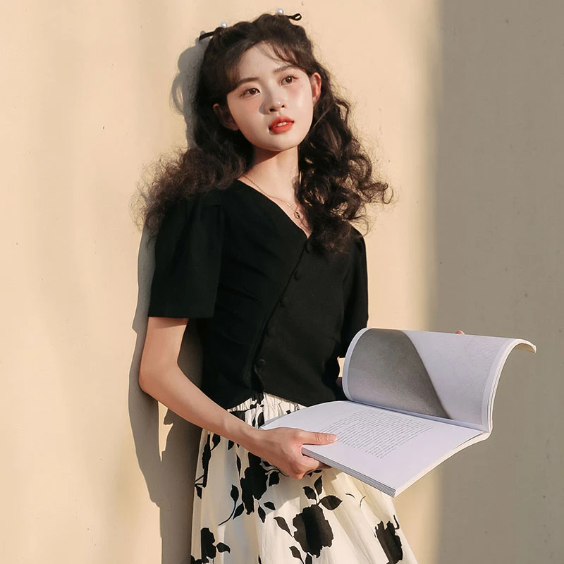 法式v领修身显瘦短袖t恤女2024夏季新款不规则设计感小众辣妹上衣