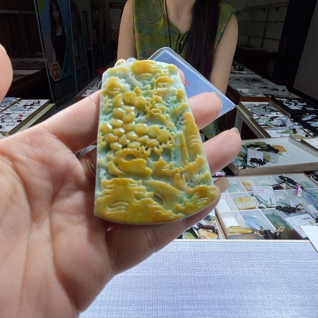 翡翠未镶嵌颈饰一个