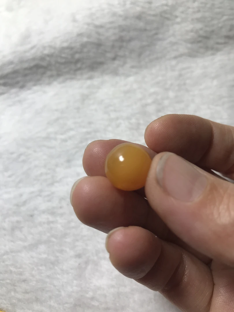 黄龙玉单珠，有天然矿物点