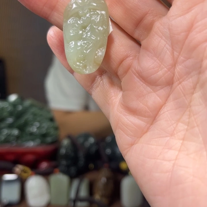 v***a和田玉未镶嵌颈饰