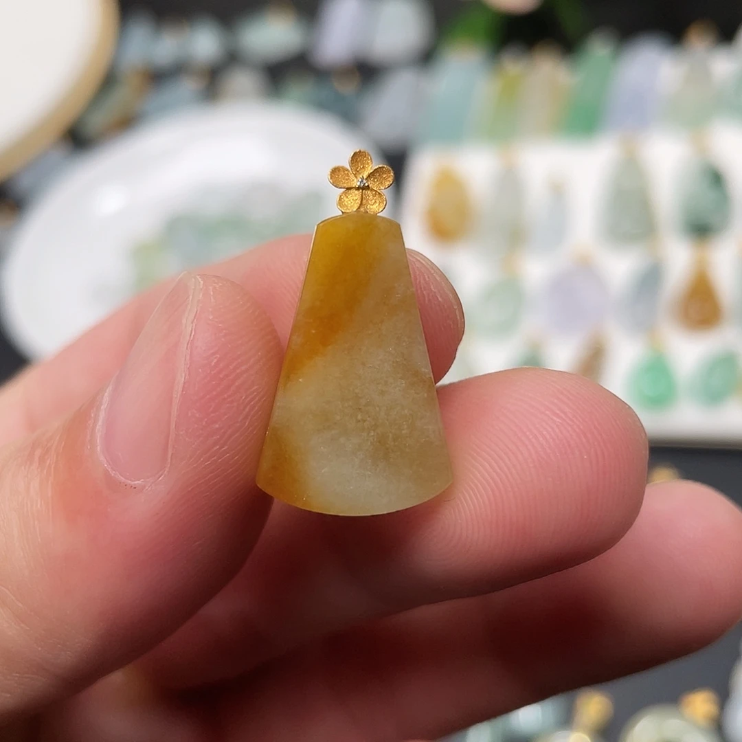 翡翠18K金镶嵌颈饰无事牌