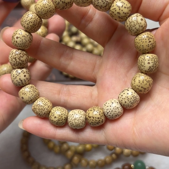 吊坠星月菩提原生态鸡油黄12手串