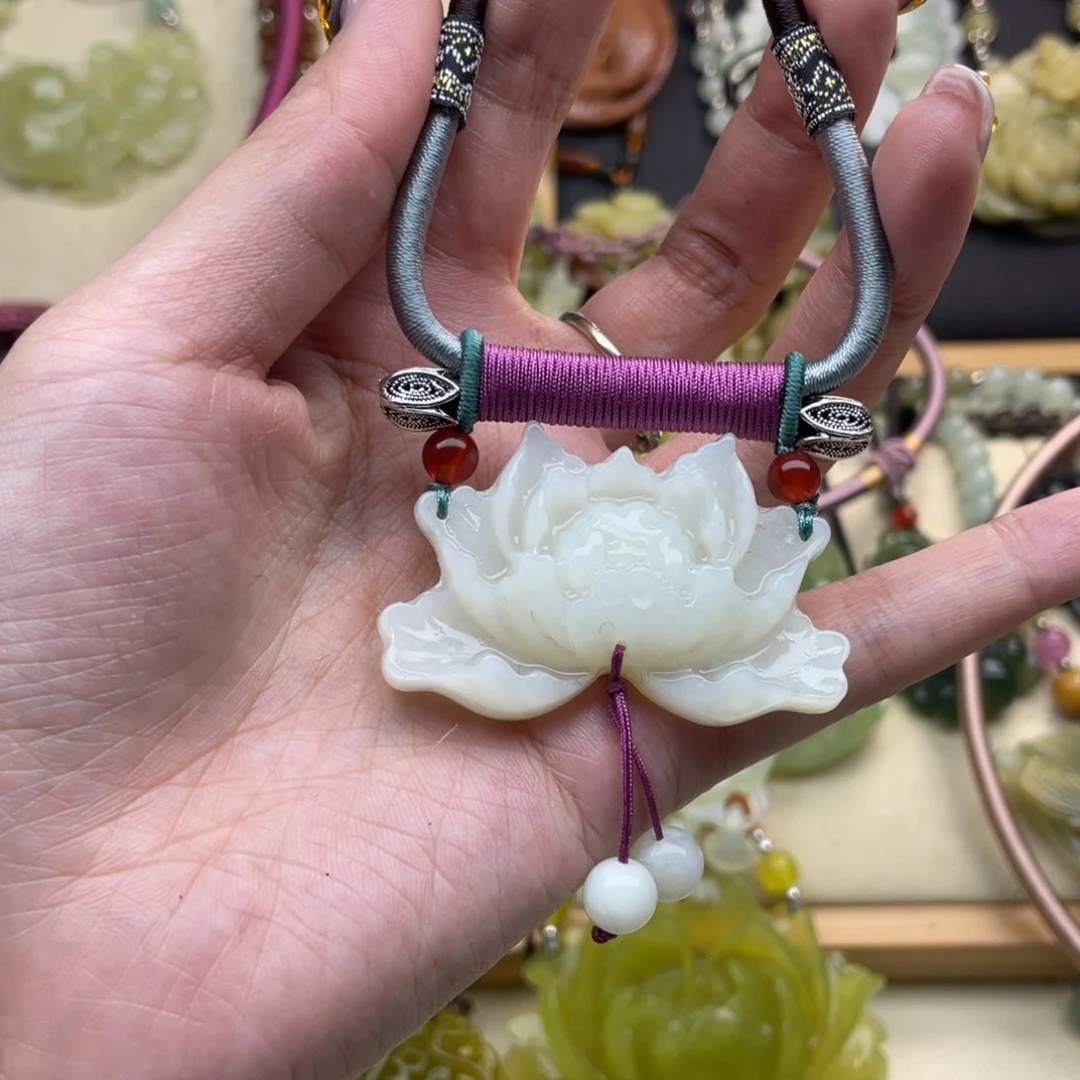 蛇纹石玉颈饰未镶嵌