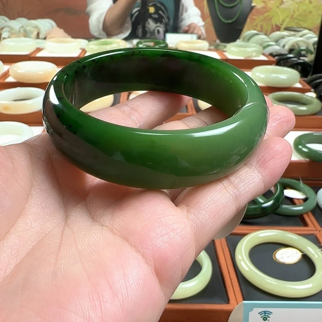 慧***和田玉未镶嵌手镯
