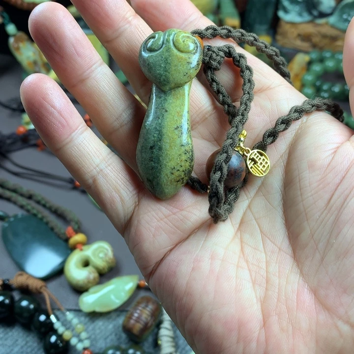 吊坠(赠链)未镶嵌岫岩河磨玉（透闪石质玉）