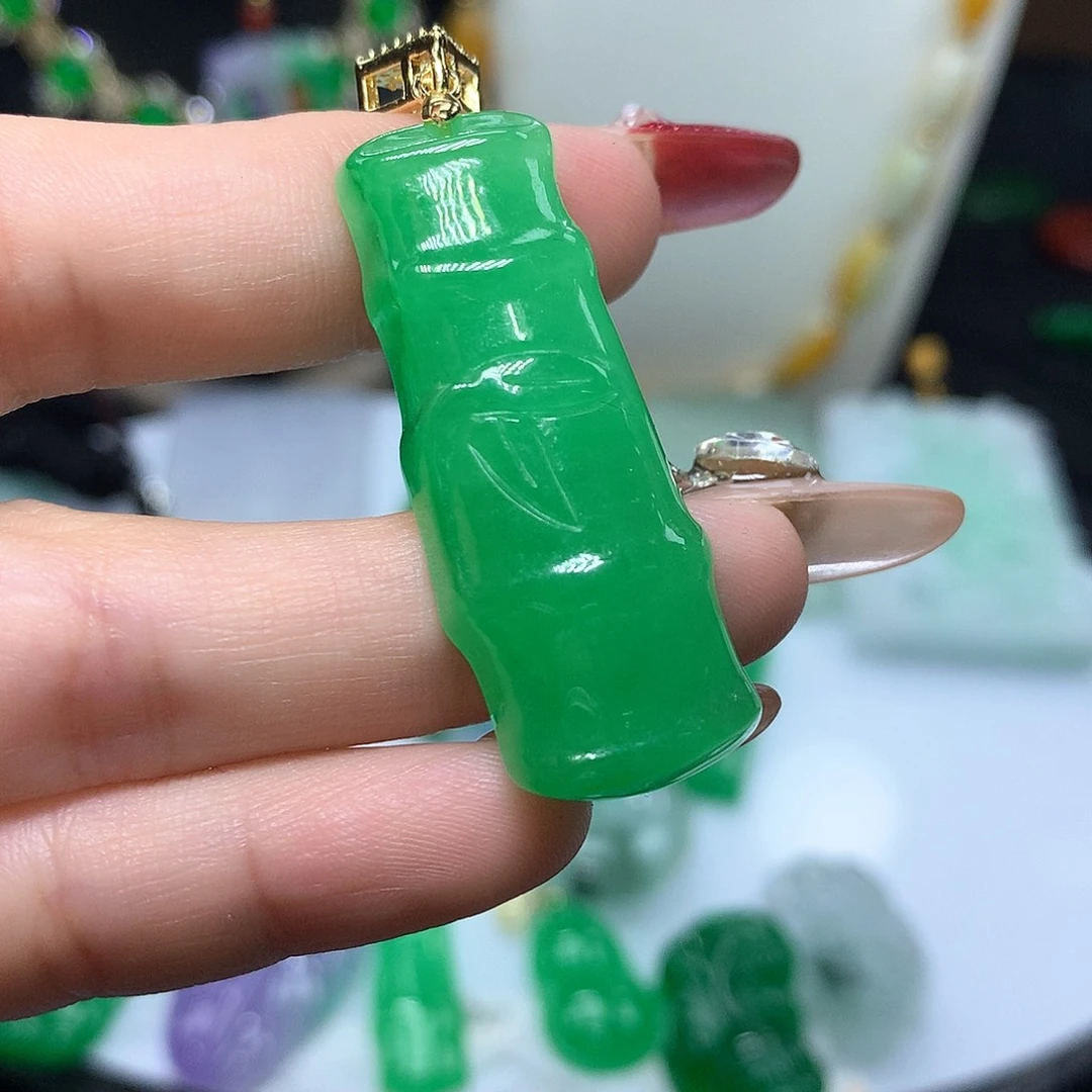 翡翠吊坠(赠链)未镶嵌