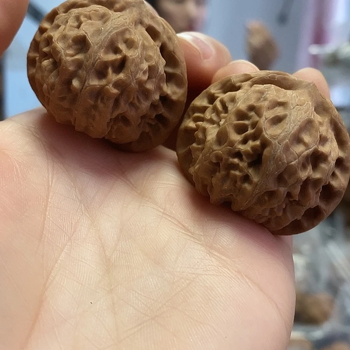 文玩核桃把件38红皮宫灯水尖浮黄