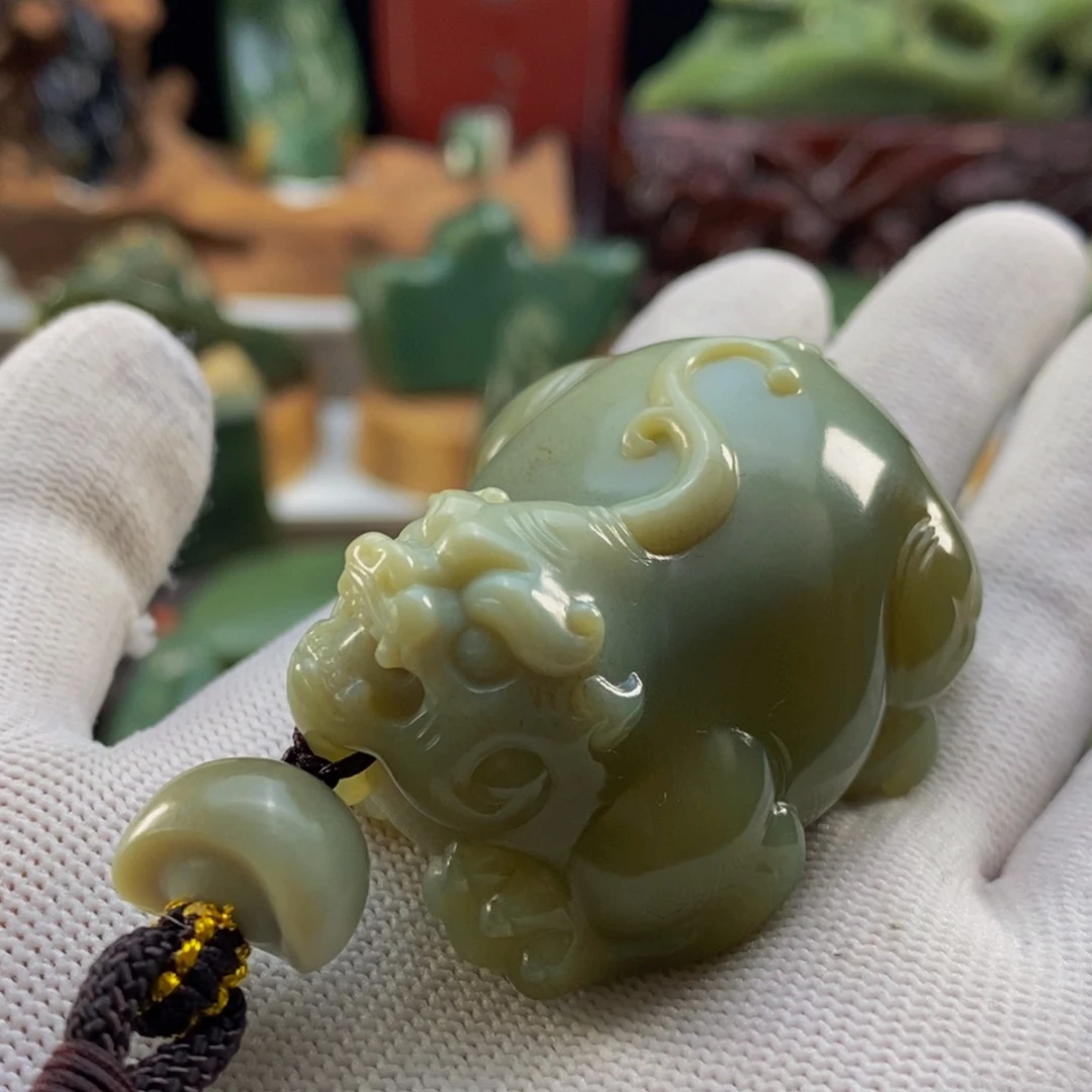 颈饰未镶嵌岫岩老玉（透闪石质玉）