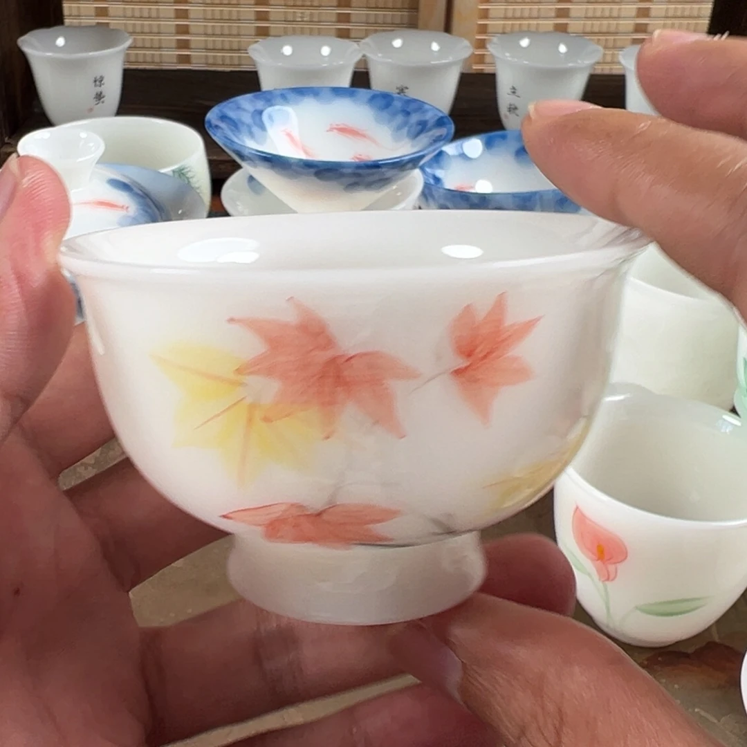 摆件采用优质瓷土制作工艺