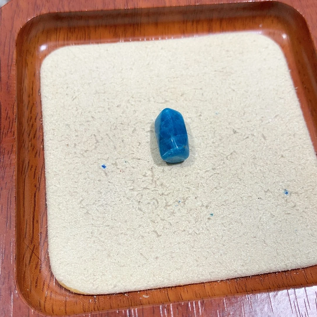 无非金属蓝凌灰石