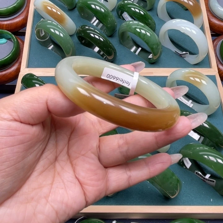 笑***哈未镶嵌手镯和田玉