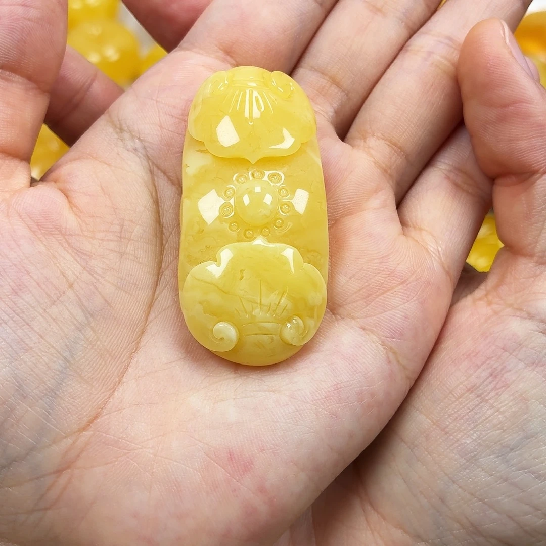 蜜蜡颈饰未镶嵌俄料浓蜡妖花如意