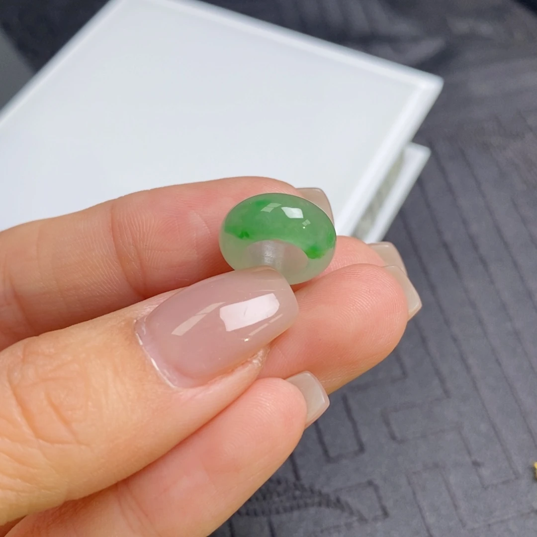 翡翠未镶嵌颈饰飘花轮胎圈