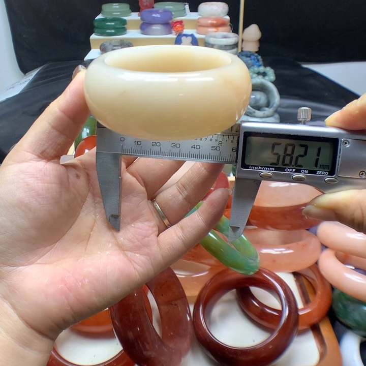 未镶嵌手镯石英质玉