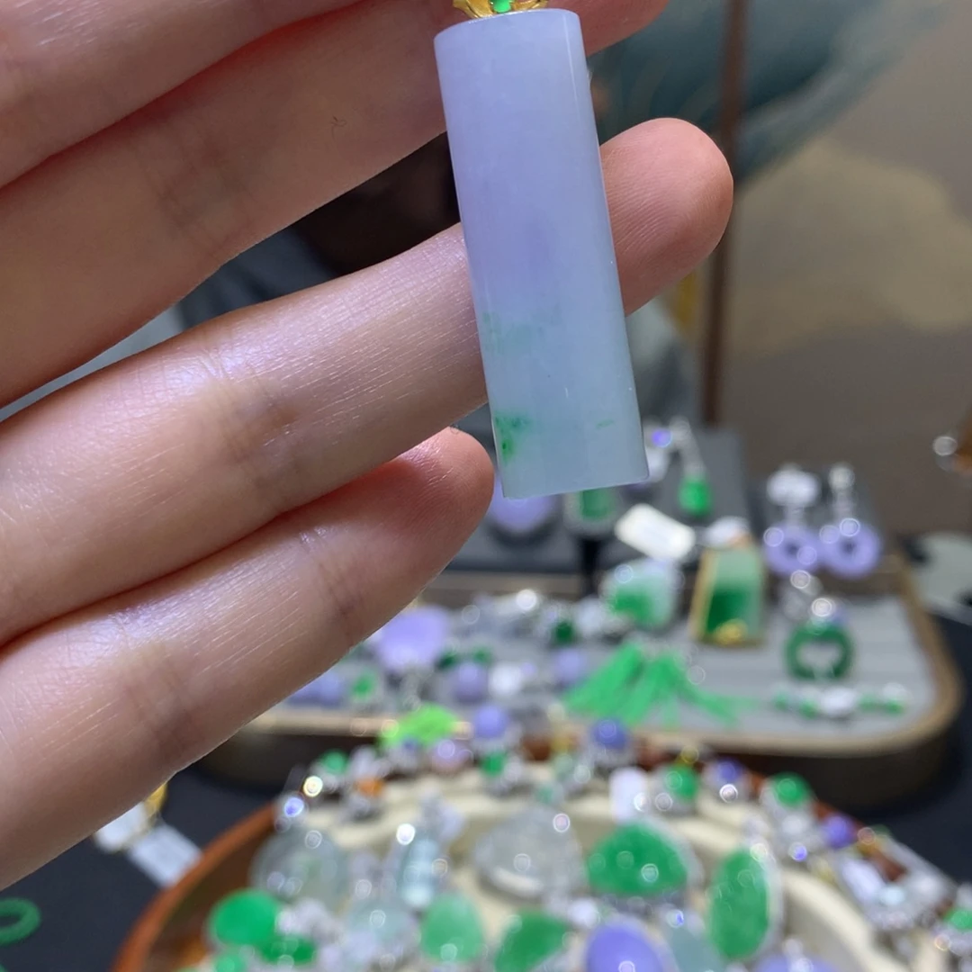 颈饰18K金镶嵌翡翠