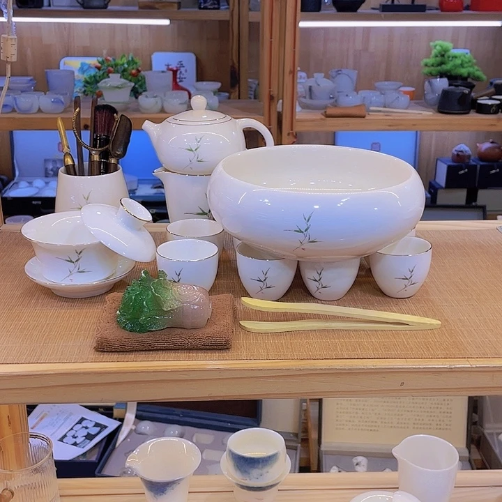 纯白的天空下的天空是一片蓝