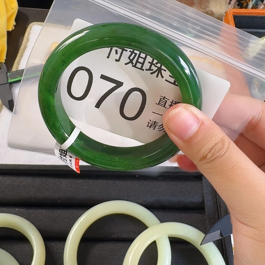 颈饰未镶嵌和田玉手镯59 070号